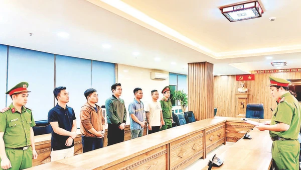 5 đối tượng vừa bị khởi tố liên quan đến chi tiền tỷ để “chạy án”.