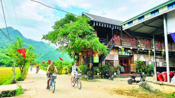 Du khách Tây rất thích thú với du lịch trải nghiệm tại bản Lác.