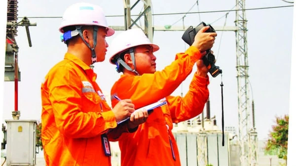 Công ty Điện lực Thái Nguyên sử dụng camera nhiệt kiểm tra, sớm phát hiện các điểm phát nhiệt bất thường tại đường dây, trạm biến áp để kịp thời xử lý nguy cơ sự cố.
