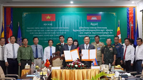 Lãnh đạo tỉnh An Giang và tỉnh Kampốt ký kết biên bản về trao đổi, thống nhất và triển khai Hiệp định thương mại biên giới Việt Nam-Campuchia giữa hai tỉnh, ngày 10/10/2025.