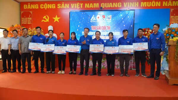 Ban tổ chức trao giải cho các tác giả đạt giải.