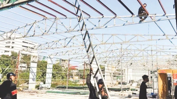 Lực lượng chức năng xã Thanh Trì tháo dỡ công trình vi phạm trên đất nông nghiệp.