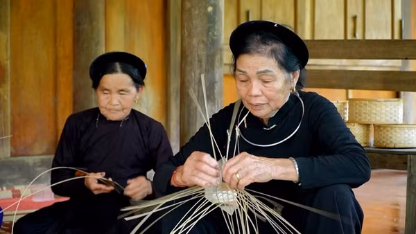 Thành viên Tổ hợp mây tre đan xã Tân Mỹ đan lát mây tre đan để tạo ra sản phẩm giỏ đựng.
