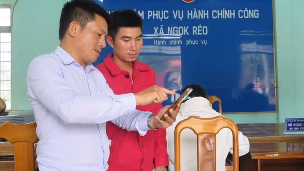 Cán bộ xã Ngọk Réo giải quyết thủ tục hành chính công cho người dân.