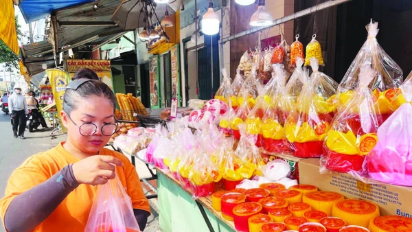 Một sạp bán bánh tổ và các loại bánh dâng cúng năm mới khác ở khu vực Chợ Lớn.