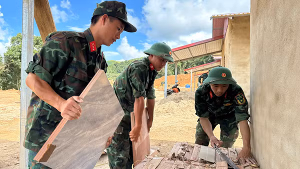 Chiến sĩ Bộ Chỉ huy quân sự tỉnh Điện Biên giúp người dân vùng lũ Xa Dung làm nhà ở mới.
