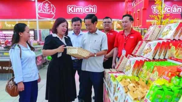 Đoàn công tác của Sở Công thương thành phố Cần Thơ kiểm tra tình hình chuẩn bị hàng hóa phục vụ Tết Nguyên đán Bính Ngọ 2026 tại các hệ thống bán lẻ lớn trên địa bàn thành phố. (Ảnh LIÊM THANH)