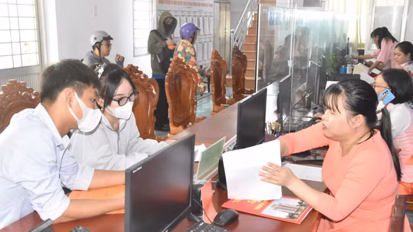 Người dân đến Trung tâm phục vụ hành chính công phường Mỹ Phong, tỉnh Đồng Tháp để làm thủ tục hành chính.
