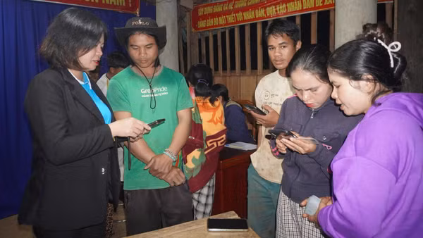 Các xã vùng cao cử cán bộ về địa bàn hỗ trợ người dân sử dụng công nghệ để giảm tải thủ tục hành chính tại trung tâm xã, phường.