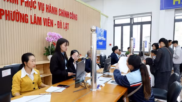 Người dân được hướng dẫn làm thủ tục hành chính tại Trung tâm Phục vụ hành chính công phường Lâm Viên-Đà Lạt.