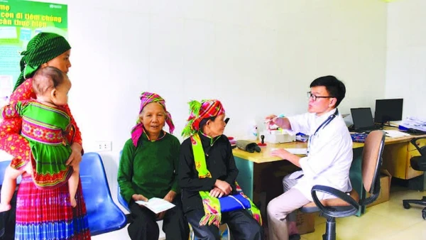 Người dân đến khám sức khỏe tại Trạm Y tế xã Sơn Vĩ.