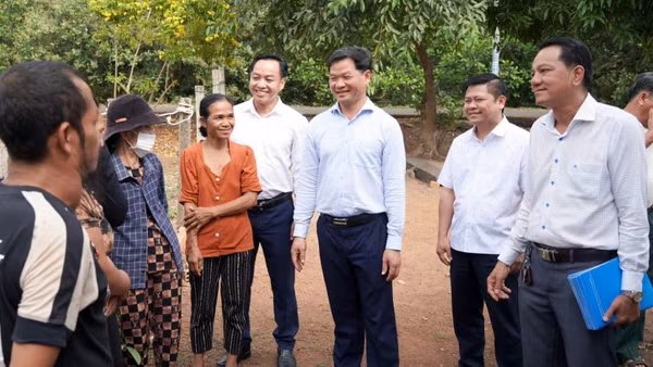 Lãnh đạo xã Châu Đức, Thành phố Hồ Chí Minh xuống thôn ấp vận động người dân bàn giao mặt bằng cho dự án đường Vành đai 4 Thành phố Hồ Chí Minh-Ảnh: Lê Đình Thìn.
