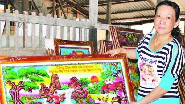 Tranh kiếng chợ Bà Vệ nổi tiếng ở Đồng bằng sông Cửu Long.