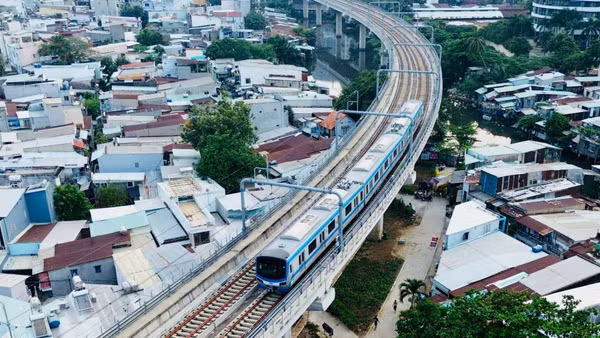 Tuyến metro số 1 Bến Thành-Suối Tiên đưa vào khai thác vận hành cuối năm 2024, đặc biệt những ngày cao điểm như lễ, tết tuyến phục vụ khoảng 140.000 lượt hành khách. (Ảnh: Báo Nhân Dân)