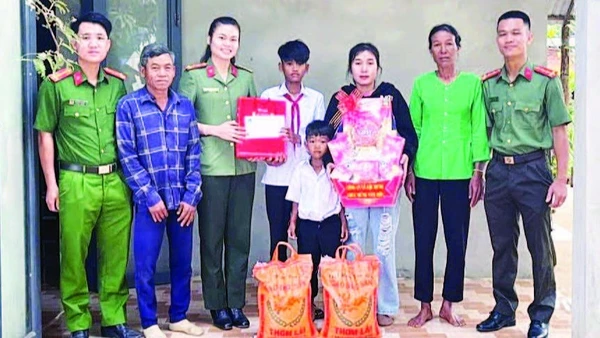 Công an xã Lộc Hưng chung tay chăm lo cho nhân dân dịp Tết Nguyên đán 2026.