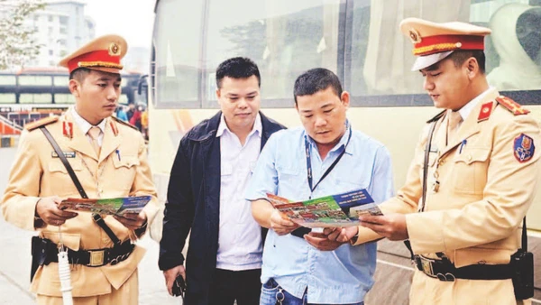 Đội cảnh sát giao thông đường bộ số 6 (Phòng cảnh sát giao thông, Công an thành phố Hà Nội) tuyên truyền về an toàn giao thông cho lái xe tại bến xe Mỹ Đình.