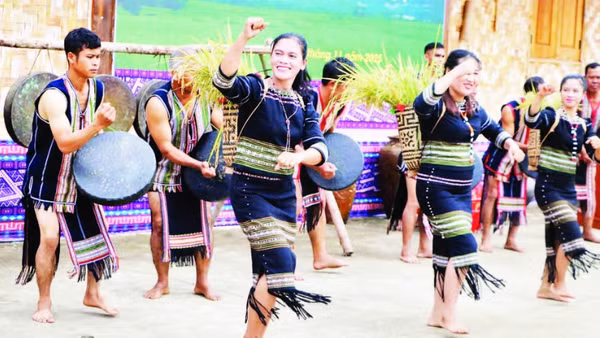 Điệu xoang vui tươi trong nhịp chiêng tại lễ cầu mùa của người M'Nông ở Lâm Đồng.