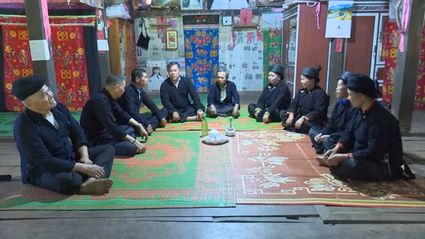 Hát đối đáp theo điệu hát Sli của người Nùng xã Xuân Dương.