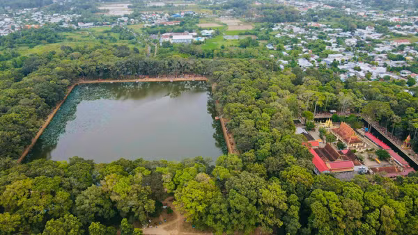 Khuôn viên ao Bà Om, phường Nguyệt Hóa, rợp bóng cây xanh. 