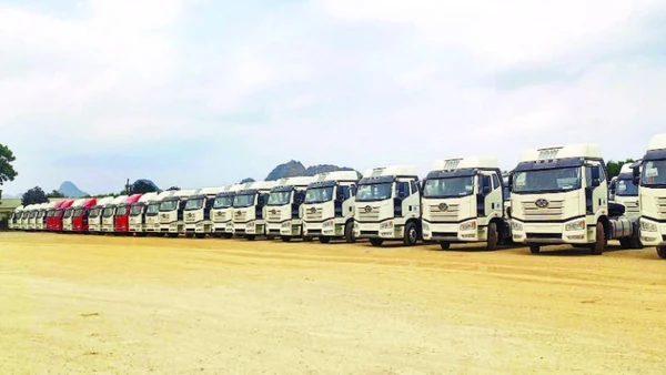 Ô-tô nhập khẩu qua Cửa khẩu quốc tế Tà Lùng, xã Phục Hòa.