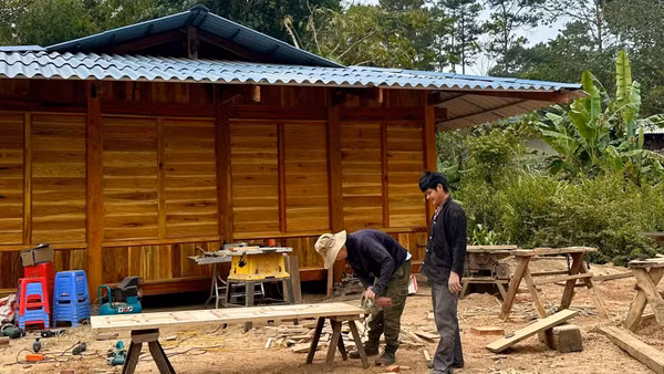 Người dân thôn Trung Thu, xã Sính Phình làm nhà ở mới.