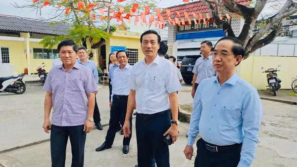 Đồng chí Hồ Thanh Thủy, Phó Bí thư Tỉnh ủy Cà Mau đến thăm một số cơ sở của xã Hòa Bình.