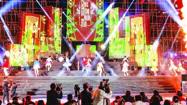 Một tiết mục trong Chương trình chào năm mới 2026 do Sở Văn hóa, Thể thao và Du lịch tỉnh Đắk Lắk tổ chức. (Ảnh CÔNG LÝ)