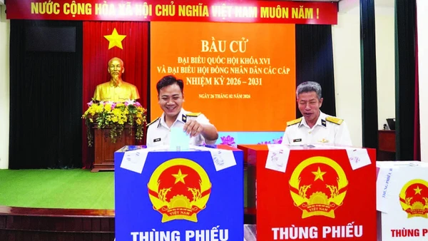 Thành phố Hồ Chí Minh có 4 khu vực tiến hành bỏ phiếu sớm. Ngày 26/2, cử tri vui vẻ tham gia bỏ phiếu bầu cử sớm ở Lữ đoàn 129 Hải quân. (Ảnh LÊ ĐÌNH THÌN)