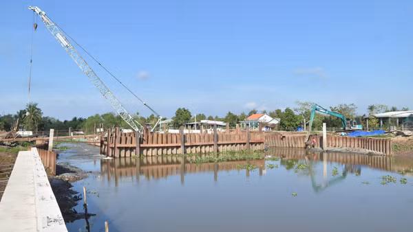Cống Trà Tân, xã Long Tiên, tỉnh Đồng Tháp đang được đơn vị thi công đẩy nhanh tiến độ.
