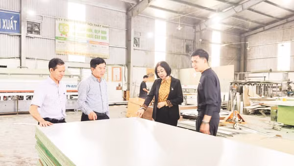 Lãnh đạo phường Đồng Sơn thăm, kiểm tra một cơ sở sản xuất trên địa bàn.