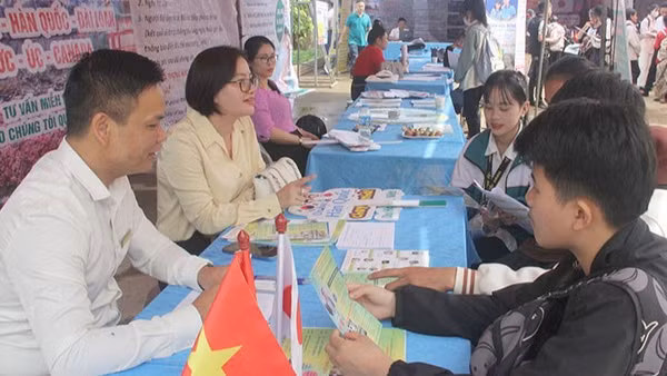 Hằng năm, tỉnh Sơn La đã tổ chức nhiều ngày hội việc làm để tư vấn hướng nghiệp cho thanh niên người dân tộc tại các xã khó khăn.