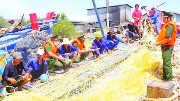 Giá nhiên liệu tăng cao, ngư dân tỉnh Vĩnh Long chật vật bám biển.