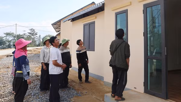 Khu tái định cư tại thôn Mà Mù Sử 1 được xây dựng khang trang, hiện đại.