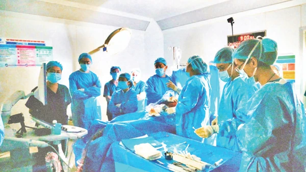 Ê-kíp bác sĩ thực hiện ca can thiệp tim bào thai thứ 12 tại Bệnh viện Từ Dũ.