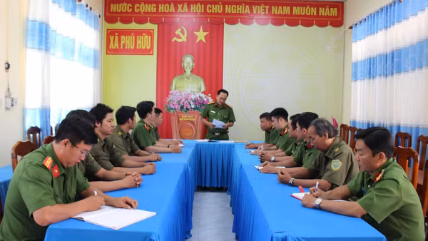 Ban chỉ huy Công an xã Phú Hữu quán triệt cán bộ, chiến sĩ nâng cao tinh thần trách nhiệm, nỗ lực vượt khó hoàn thành tốt nhiệm vụ.
