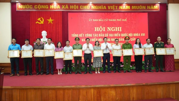 99 tổ chức, cá nhân ở Huế được khen thưởng.