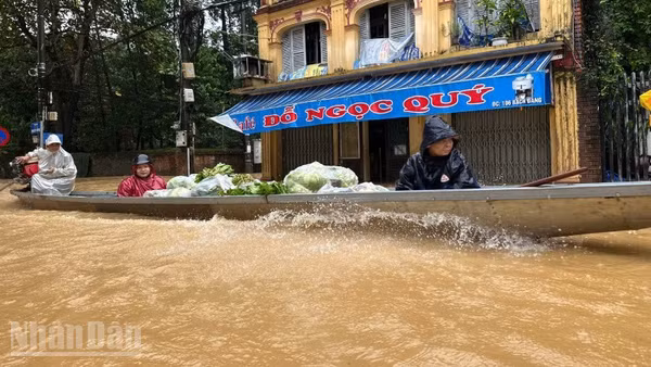 Đợt mưa lụt cuối năm 2025 đã gây nhiều xáo trộn cuộc sống của nhiều người dân Huế.