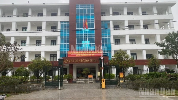 Nguyên Phó Viện trưởng cùng nhân viên của Viện Kiểm sát nhân dân thành phố Huế bị khởi tố vì nhận hối lộ. 