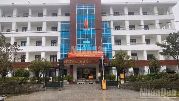 Nguyên Phó Viện trưởng cùng nhân viên của Viện Kiểm sát nhân dân thành phố Huế bị khởi tố vì nhận hối lộ. 