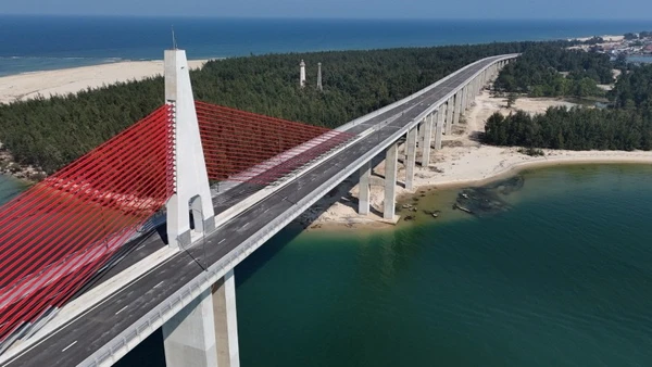 Cầu vượt cửa biển Thuận An, Huế dự kiến đưa vào sử dụng trong quý II năm nay.