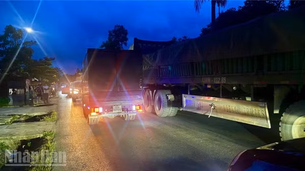 Xe tải lớn đậu đỗ một nửa lòng đường Hồ Chí Minh, nửa còn lại không đủ lưu thông hai làn nên thường xuyên bị ách tắc.