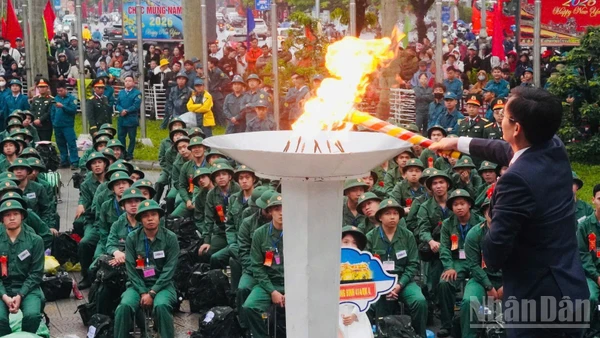 Bí thư thành ủy Huế Nguyễn Đình Trung thắp đuốc truyền thống.