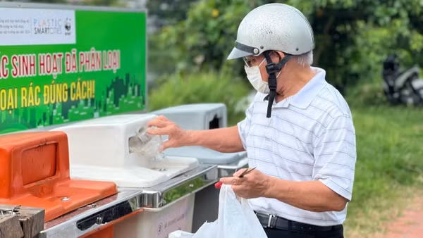 Người dân thành phố Huế đang quen dần với việc phân loại rác tại nguồn. 