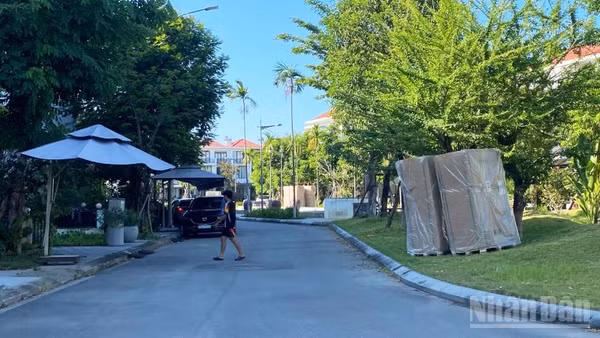 Thiết bị lắp đặt trạm sạc đã được tập kết tại nhiều điểm trong khu đô thị Royal Park. 