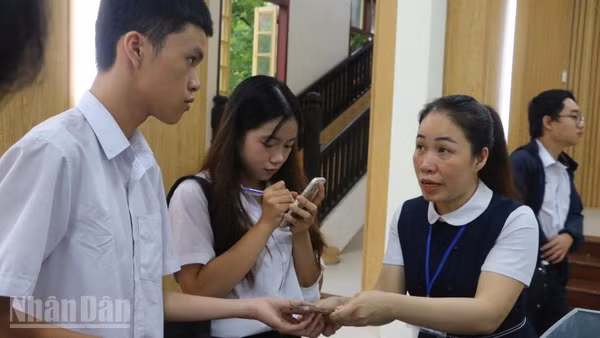 Thí sinh làm thủ tục dự thi. (Ảnh: DQT)