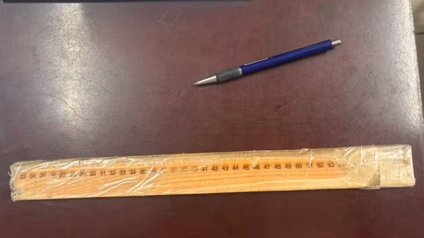 Cây thước được dùng để "khẽ" tay học sinh.