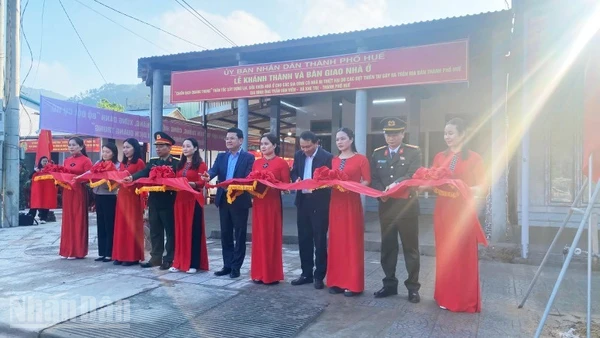 Ủy ban nhân dân thành phố Huế tổ chức lễ khánh thành và bàn giao 3 căn nhà tại xã Khe Tre vào sáng nay 10/1.
