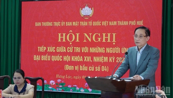 Ông Lê Hoài Trung trình bày chương trình nếu được bầu làm đại biểu Quốc hội trước cử tri xã Hưng Lộc.