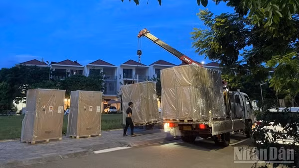 Tối 5/6, Chủ đầu tư đã bắt đầu cẩu, đưa thiết bị ra khỏi khu đô thị.