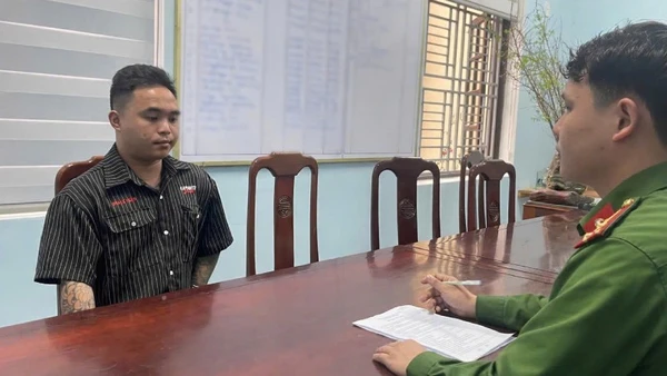 Đối tượng giả danh công an để thực hiện lừa đảo (mặc áo đen) đã bị bắt.